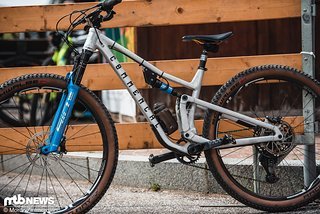 Das Rad setzt auf 29"-Laufräder, einen Aluminium-Rahmen und vermutlich etwa 100–120 mm Federweg.
