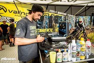 Rémis Mechaniker Damien Bideau kümmert sich persönlich um das passende Setup für die Strecke Rémis Mechaniker Damien Bideau kümmert sich persönlich um das passende Setup für die Strecke