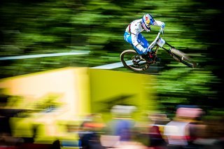 Flach, Blick nach vorne, Vollgas – Loic Bruni wusste hier schon, dass er auf dem Weg zu einer Top-Zeit ist und überquerte die Ziellinie am schnellsten. Flach, Blick nach vorne, Vollgas – Loic Bruni wusste hier schon, dass er auf dem Weg zu einer Top-Zeit ist und überquerte die Ziellinie am schnellsten.