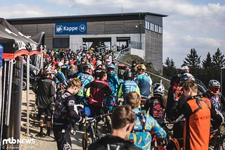 Irre lange Schlangen am Downhill-Rennen - Winterberg wurde wieder von hunderten DH-Racern bevölkert!
