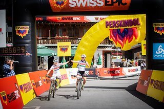 Überraschungscoup nach doppelten Verletzungssorgen: Barbara Benko und Anne Terpstra freuten sich riesig über den Tagessieg auf der Königsetappe