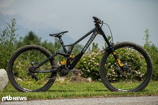 Das Specialized Demo von Finn Iles kommt alles andere als von der Stange und setzt auf eine Mullet-Konfiguration.