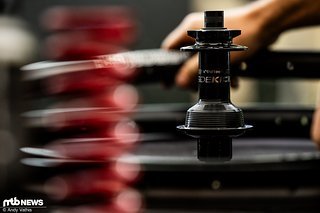 Auch die verbaute e*thirteen Sidekick-Nabe ist äußerst interessant. Viele Details wollte man uns nicht nennen. Die Nabe ist nicht nur flüsterleise, sondern soll auch eine gewisse Rotation zwischen Freilauf und Nabenkörper zulassen