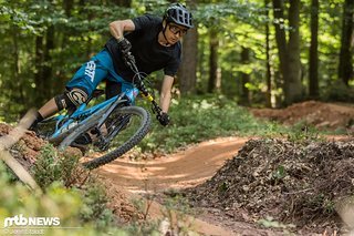 Auf moderaten Trails mit kleinen Hindernissen gefallen Kontrolle und Pop Auf moderaten Trails mit kleinen Hindernissen gefallen Kontrolle und Pop