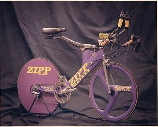 Dieses Bike ist nicht gerade unauffällig – das Design für den Zipp 2001 wurde 1991 fertiggestellt. Es ging 1992 in Produktion und wurde 1993 mit einem neuen Federungssystem komplett neu entworfen.