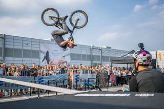 Bei der Drop and Roll Tour fährt und turnt Fabio u.a. mit Danny McAskill für die Zuschauer Bei der Drop and Roll Tour fährt und turnt Fabio u.a. mit Danny McAskill für die Zuschauer