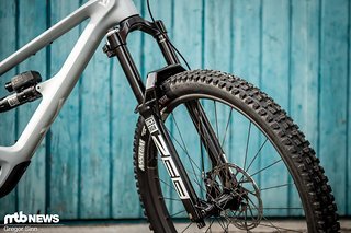 An der Front arbeitet die neue RockShox Zeb Ultimate Flight Attendant-Gabel An der Front arbeitet die neue RockShox Zeb Ultimate Flight Attendant-Gabel