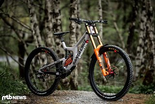 Vor Fort William hat Nina mit Fox am Fahrwerk gearbeitet und einen schmaleren Lenker montiert