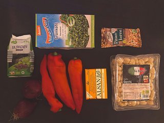 Die Zutaten für die Grünkohl-Gnocchi-Pfanne.