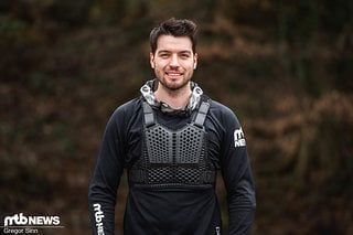 Der iXS Hex Pull-Over-Protektor besteht aus Brust- und Rückenteil und wird über dem Trikot getragen.