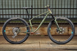 Das Saint Hardtail von Rare Earth Cycles setzt auf 140 mm Federweg an der Front und einen 65° flachen Lenkwinkel.