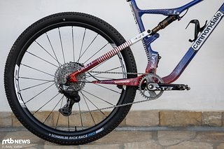 Wie auch Jolanda Neffs Scalpel, rollt das Rad von Charlie Aldridge auf Shimanos neuer XTR Di2-Gruppe.