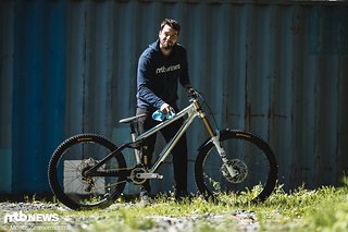 Welch eine Ehre: Gregor höchstpersönlich durfte den edlen WM-Schwöricht von Asa Vermette polieren.