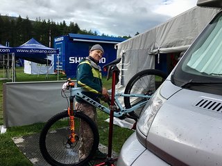 James Richards, Tracy’s bessere Hälfte, bei der Pflege meines ausgeliehenen Rennpferdes. Ein Traum auf 29 Zoll Rädern: Das Trek Slash!