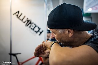 Jürgen Schlender funkt in seine Smartwatch