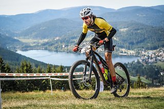 Der Sportograf-Fotohotspot des Mesa Parts Trail Heros! Vom Hochfirst aus hat man einen genialen Blick auf den Titisee. Der Sportograf-Fotohotspot des Mesa Parts Trail Heros! Vom Hochfirst aus hat man einen genialen Blick auf den Titisee.