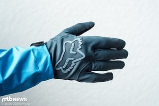 Die Fox Attack Water-Handschuhe sind in den Farben blau und schwarz sowie den Größen S bis XXL erhältlich.