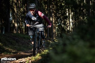 Technische Anstiege bewältigt man dank massig Traktion am Heck erstaunlich spielerisch