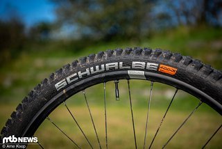 Die Crankbrothers-Carbon-Laufräder wurden mit widerstandsfähigen Schwalbe Super Gravity-Reifen bestückt. Die Crankbrothers-Carbon-Laufräder wurden mit widerstandsfähigen Schwalbe Super Gravity-Reifen bestückt.