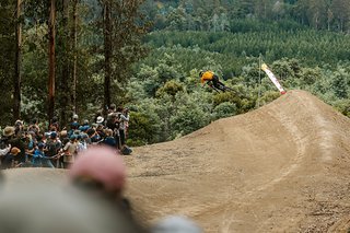 Charlie Hatton ist als erster Fahrer auf die Strecke gegangen und hat direkt eine schwer zu schlagende Zeit hingelegt.