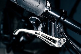 Eines der wenigen nicht schwarzen Teile am Bike: die Hebel der Intend Trinity Bremsen Eines der wenigen nicht schwarzen Teile am Bike: die Hebel der Intend Trinity Bremsen