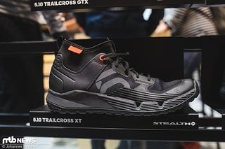 Der Adidas Five Ten Trailcross XT fällt etwas robuster aus als der LT und ist für einen Preis von 150 € erhältlich.