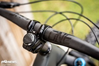Den schnittigen Carbon-Lenker gibt es mit verschiedenfarbigen Decals zu kaufen.