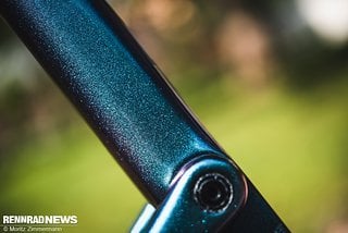 Die Chamäleon-Lackierung des 7.499 € teuren Cannondale Topstone Carbon Lefty 1 macht einiges her und funkelt in der Sonne.