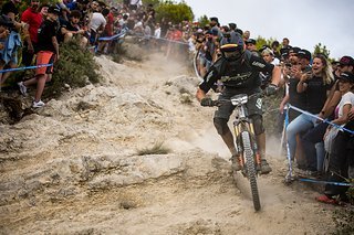 Auch die Stimmung bei den Zuschauern wurde immer wilder. Die Menge brachte die Sportlerinnen und Sportler zu Bestleistungen. Auch die Stimmung bei den Zuschauern wurde immer wilder. Die Menge brachte die Sportlerinnen und Sportler zu Bestleistungen.