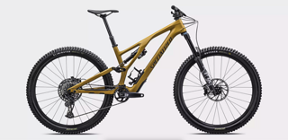 Das Specialized Stumpjumper ist ein absoluter Klassiker – als EVO Comp verfügt es über ein Fox Float-Fahrwerk, bissige SRAM Code Bremsen und einen Rahmen aus Fact 11m Carbon