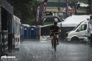 Vali Höll hat sich das beste Wetter ausgesucht, um der Crew von RockShox mal kurz einen Besuch abzustatten.