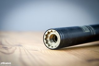 In diese Öffnung an der Unterseite der Stütze wird die Lenkerfernbedienung eingeschraubt