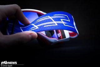Zwei Silikonstreifen am breiten Brillenband sollen für Halt sorgen Zwei Silikonstreifen am breiten Brillenband sollen für Halt sorgen
