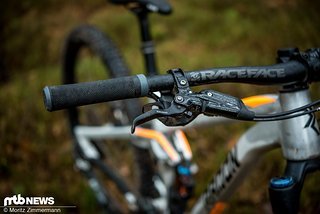 SRAM Code-Bremsen bringen den 29er zuverlässig zum Stoppen.