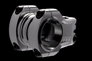 Der Copperhead-Vorbau rundet das Deity-Cockpit ab und ist in den Längen 50 mm und 35 mm für einen Preis von $ 98,99 erhältlich. Der Copperhead-Vorbau rundet das Deity-Cockpit ab und ist in den Längen 50 mm und 35 mm für einen Preis von $ 98,99 erhältlich.
