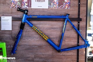 … und zwar dem Cannondale F3000, mit dem Tinker Juarez in den 90er Jahren viele Erfolge einfuhr. Für welches der beiden Bikes würdet ihr euch entscheiden?