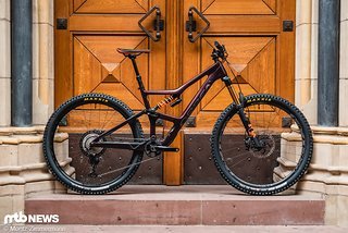 Die Top-Variante kostet faire 5.699 € und ist mit einem Fox Factory-Fahrwerk, Race Face-Laufrädern, Maxxis-Reifen sowie einem Antrieb und Bremsen aus der Shimano XT-Serie ausgestattet