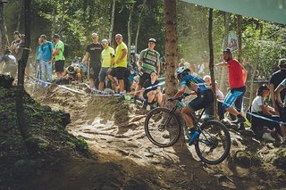 Einer der steilen und technischen Anstiege im Wald Einer der steilen und technischen Anstiege im Wald