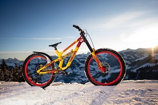 Canyon Torque "Firecracker": Das Downhillbike für die Skipiste. Canyon Torque "Firecracker": Das Downhillbike für die Skipiste.