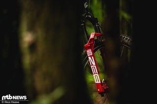 Die neue Farbe der RockShox Zeb sticht aus der Masse heraus.