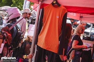 Auch das 99 € Leatt Bekleidungs-Kit, bestehend aus Jersey und Shorts, hatten wir letztens vorgestellt.