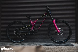 Absolut nicht zu übersehen sind die Bikes von Commencal Muc-Off