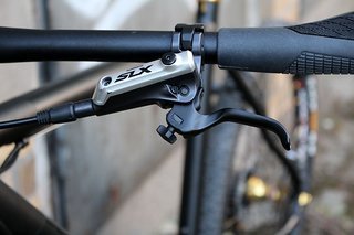 Die Shimano SLX Bremshebel liefern die entsprechende Bremskraft für die alte XT Bremszange an der Front Die Shimano SLX Bremshebel liefern die entsprechende Bremskraft für die alte XT Bremszange an der Front