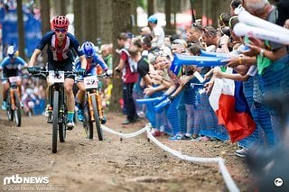 Lea Davison, Katerina Nash und im Hintergrund Emily Batty liegen schon weit zurück, aber wer bis zum Schluss kämpft wird belohnt