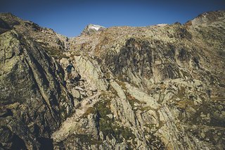 Der Trail ist mehrheitlich steingrau – ist aber technisch gesehen an einigen Stellen eher pechschwarz