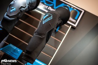 Beim Transition Knee Shin Pad ist sowohl das Knie als auch das Schienbein geschützt.
