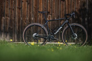 Das neue Canyon Grail CFR ist gemacht fürs schnelle Graveln und hat unseren Rennrad-News-Chefredakteur Jan besonders begeistert.