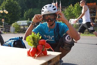 Die Fahrer vom Team World of MTB bereiten sich nach strengem Ernährungsplan auf den Downhill vor.