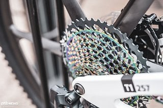 Die SRAM Eagle AXS hilft stark dabei, das Leitungswirrwar zu vereinfachen