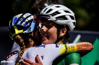 Faire Gratulation im Ziel zwischen der Zweit- und Drittplatzierten